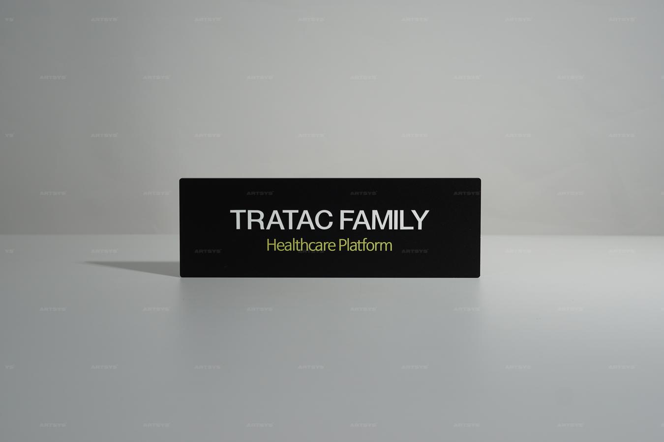 아트시스의 검은색 아크릴 TRATAC FAMILY 헬스케어 플랫폼 간판